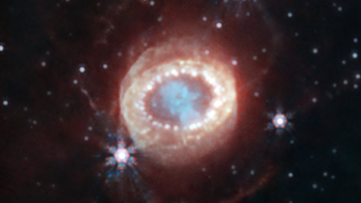 The Webb telescope detects an eye-shaped supernova with chaotic packing