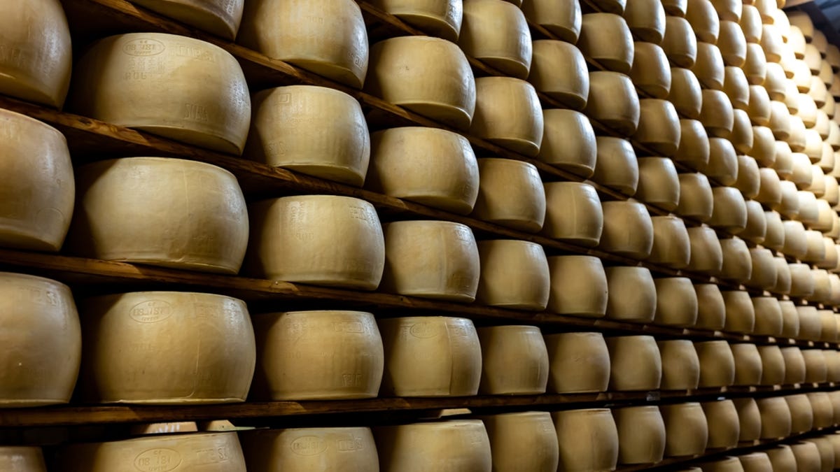 Los fabricantes de Parmesano están colocando microchips en los quesos