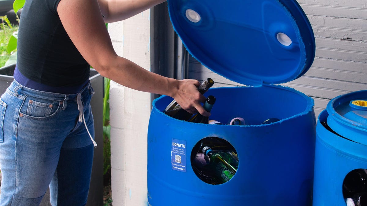 Estos recicladores de vidrio rebeldes quieren crear nueva arena para la costa de Luisiana