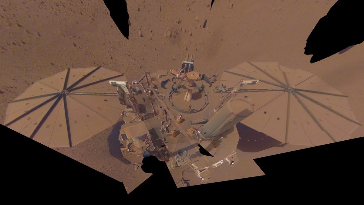 Zde je poslední selfie z vybledlého přistávacího modulu Insight Mars