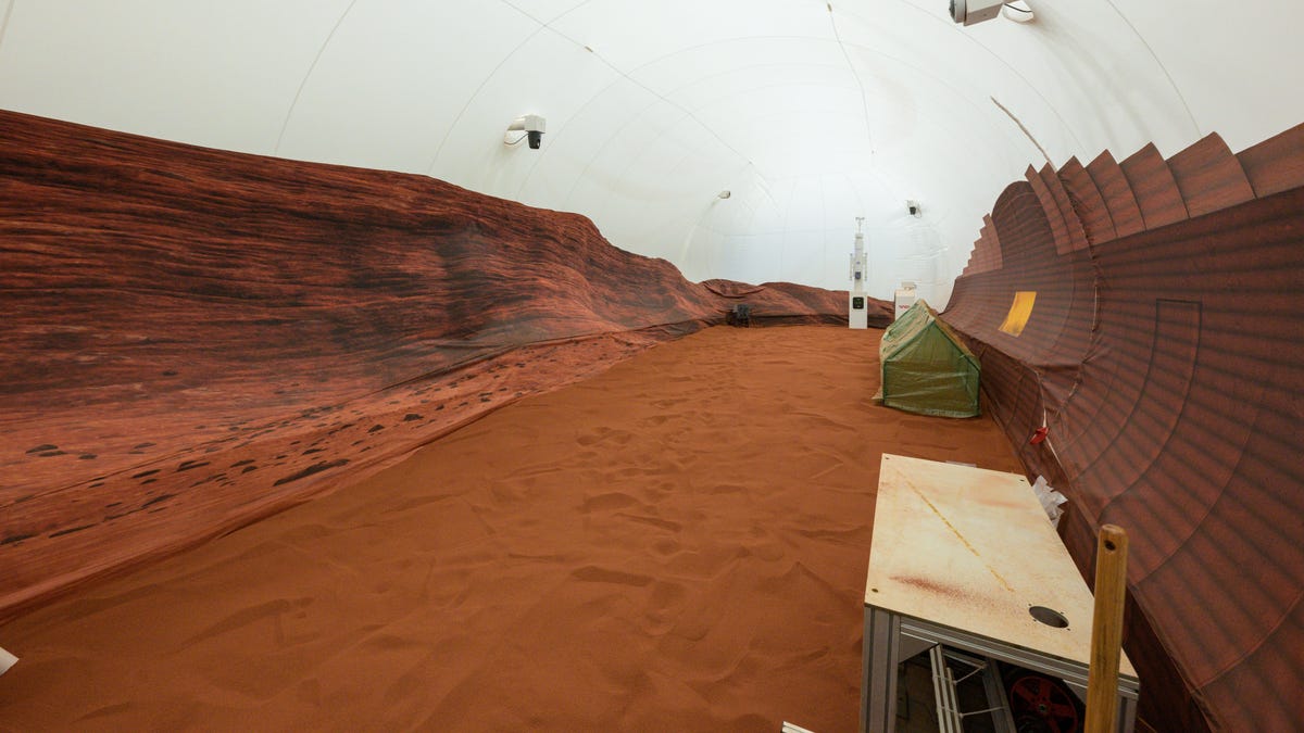 四名志愿者被关在模拟火星栖息地一年
