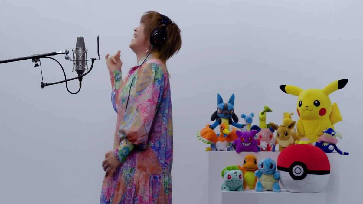 Mira al actor de doblaje japonés de Ash cantar el tema original de Pokémon