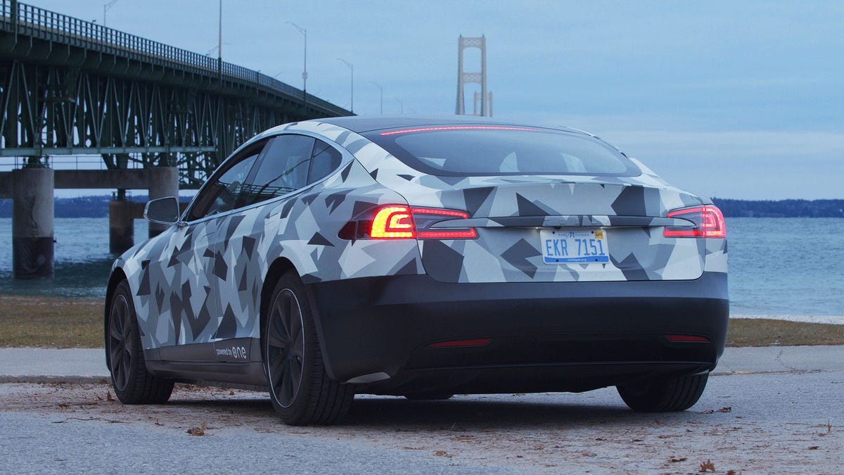 Ein Startup aus Michigan hat ein Tesla Model S mit einer Batterie nachgerüstet, die seine Reichweite mehr als verdoppelt