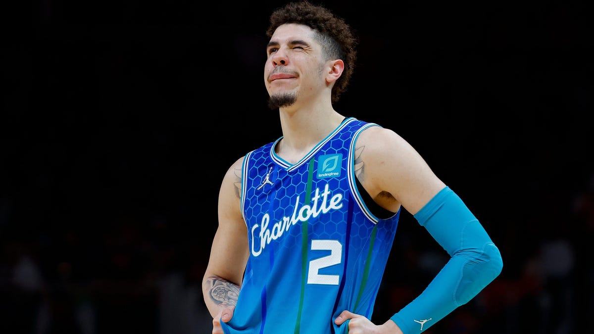Don’t let Mike D’Antoni grant superpowers to LaMelo Ball - Deadspin