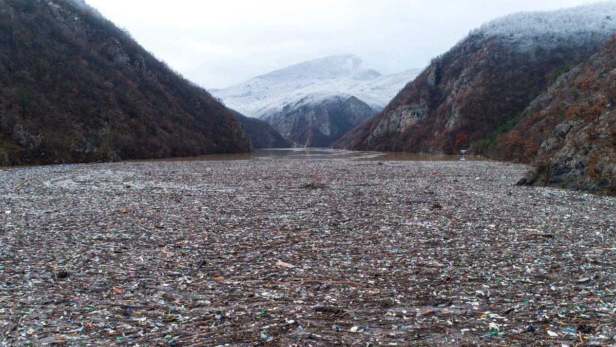 Huge Trash Buildup Totally Covers Section of Balkan River - Gizmodo (Picture 1)