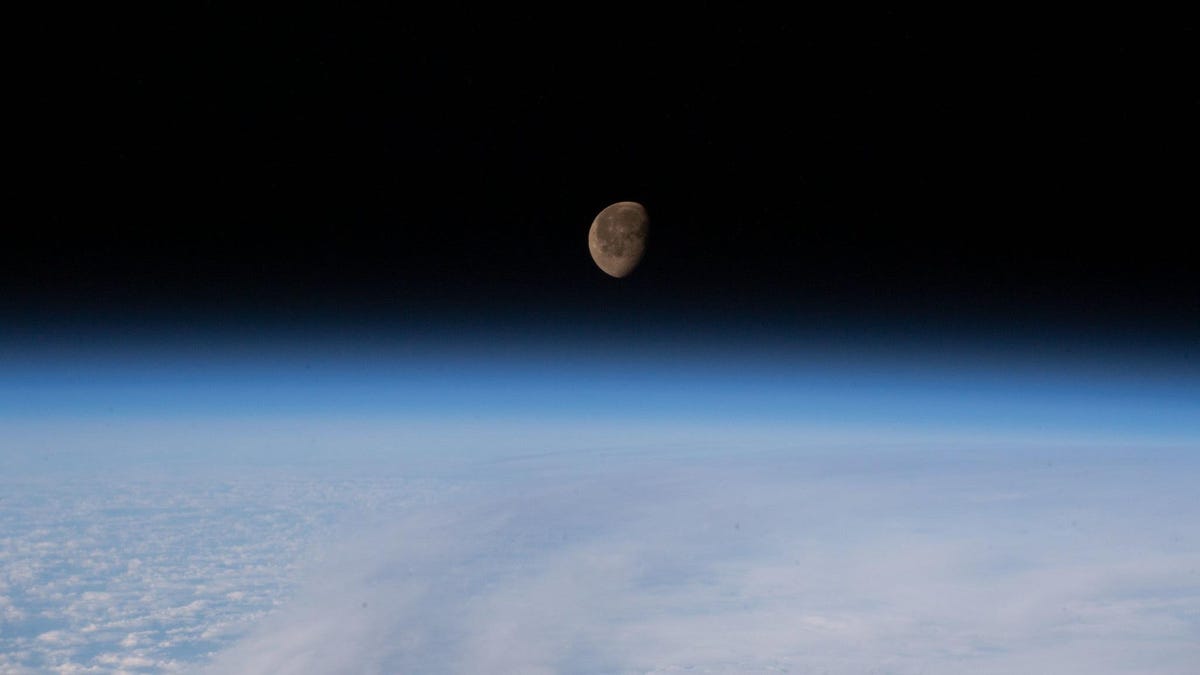 Presentación del astronauta Artemis de la NASA, además de una reproducción aleatoria de la estación espacial