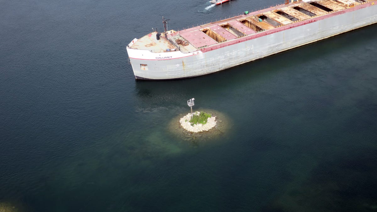 Un derrame de petróleo cerró una ruta de envío de los Grandes Lagos