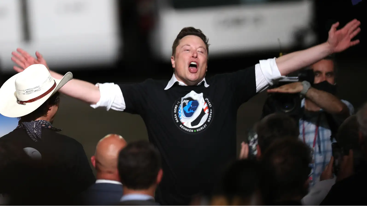 Elon Musk Takes Over Twitter, and Two Terrible Weeks Ensue