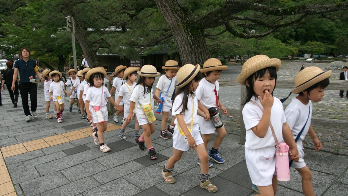 Por qué los niños en Japón caminan de forma diferente