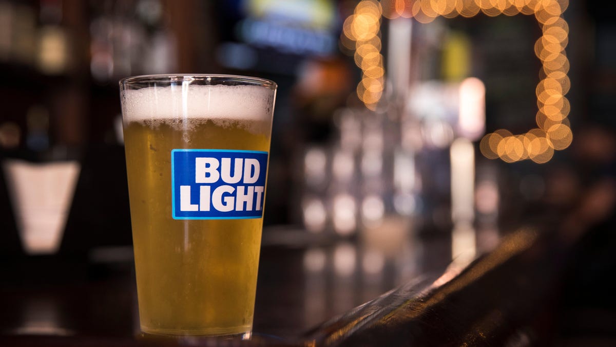 De winst van AB InBev overtrof de verwachtingen, het Bud Light-debacle haalde zijn schouders op