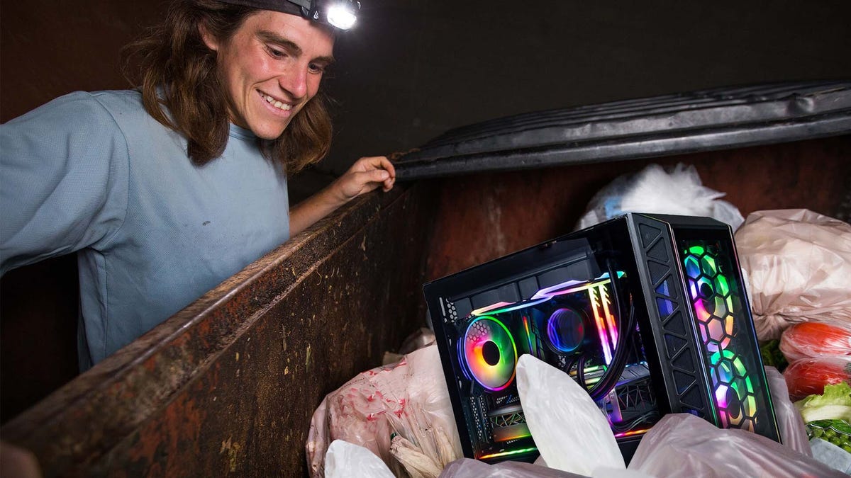 Este jugador de PC construyó su plataforma después de bucear en la basura durante meses