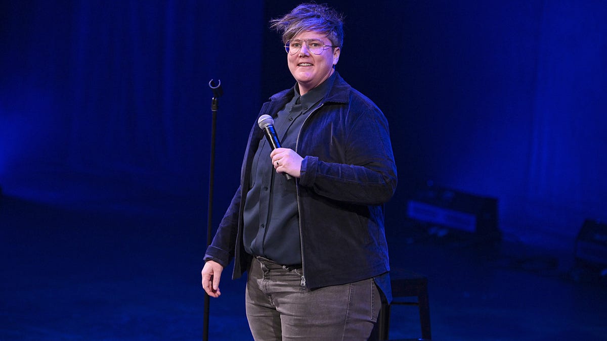 Hannah Gadsby Revient Sur Netflix Après Avoir Critiqué Ted Sarandos Nouvelles Du Monde