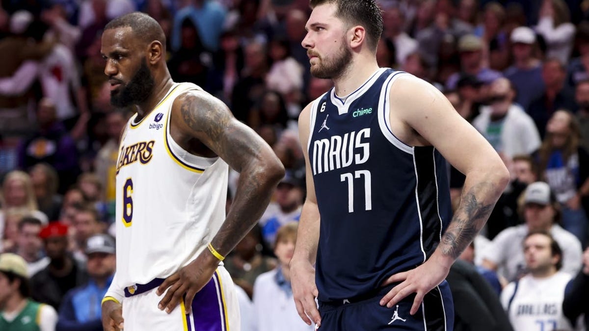 Sportsbook pauses action after LeBron James report