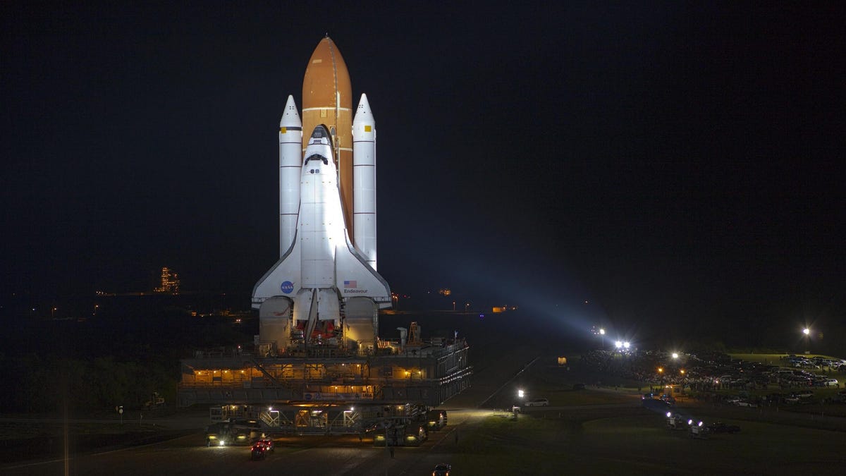 El transbordador espacial Endeavour de la NASA volverá a estar de pie