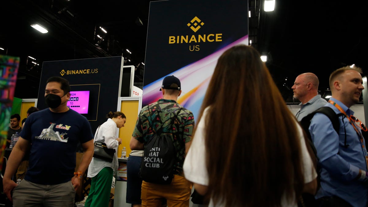 Investors Are Suing Binance and Its CEO Over Unstable 'Stablecoin'