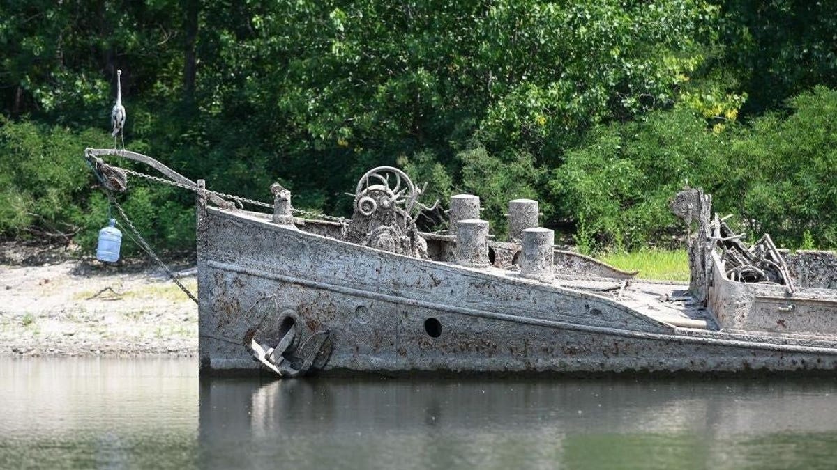 Aparece barco hundido de WWII en un río italiano por la sequía