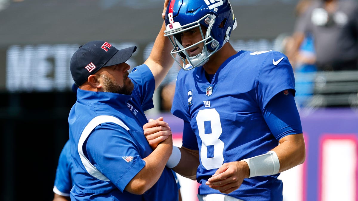 Giants give QB Jones 4-year, $160M deal, tag Barkley