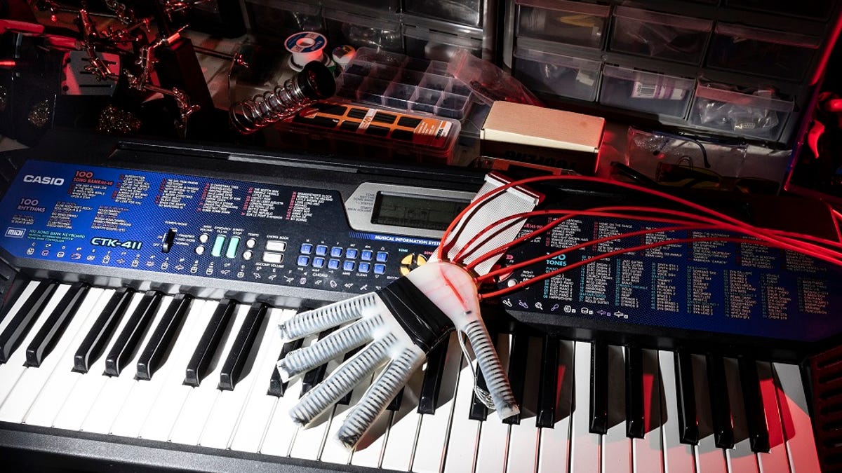 Soft Robo-Glove puede ayudar a los pacientes con accidente cerebrovascular a volver a aprender a tocar música