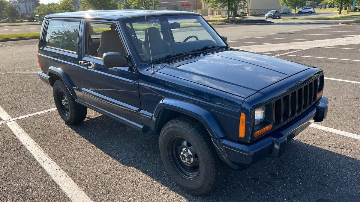 At $7,499, Is This Very Basic 2000 Jeep Cherokee Basically a Steal? - Jalopnik