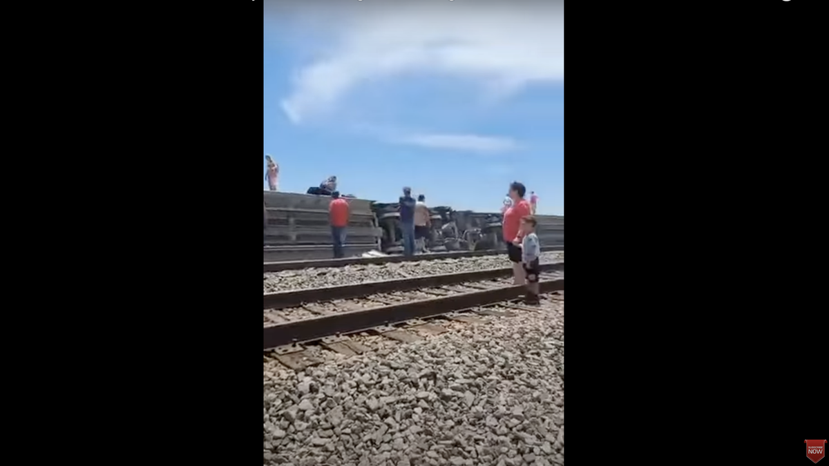 Drei Tote bei Zusammenstoß eines Amtrak-Zuges mit einem Kipplaster und Entgleisung in Missouri (Update)