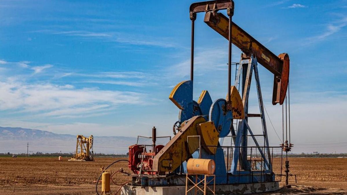 Grupo demanda a la Casa Blanca por informe sobre petróleo y gas que no menciona el cambio climático