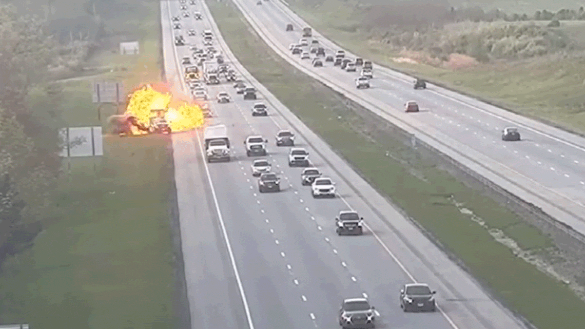 Kipplaster prallt auf der Autobahn in ein gestopptes Fahrzeug des Ohio DOT