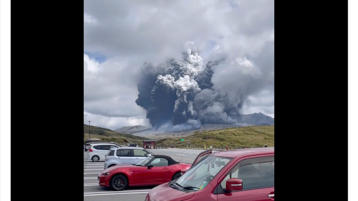 Miyata žvelgia į sprogstantį Aso kalną