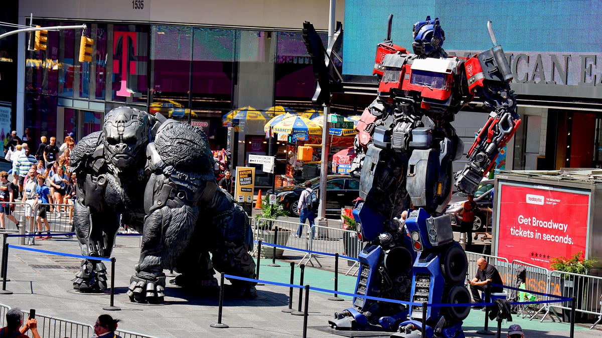Echa un vistazo a Optimus Primal y Optimus Prime Chilling en Times Square