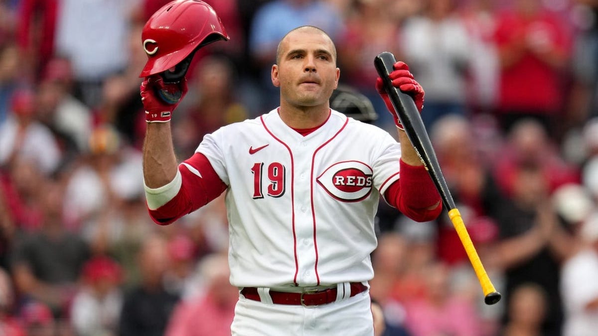 Read more about the article Joey Votto stars in return for streaking Reds