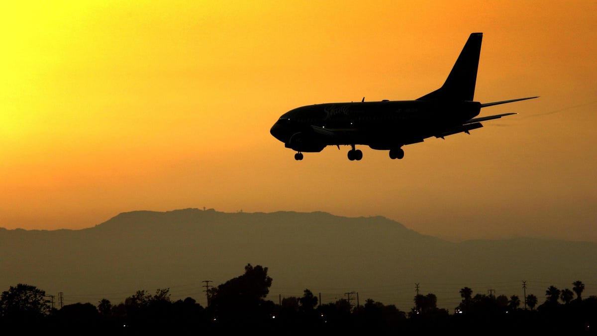 FAA sagt, 5G-Signale können Flugzeug-Landesysteme stören und Verzögerungen verursachen