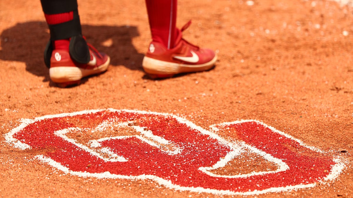 Oklahoma softball would like, nay, DEMANDS everyone’s attention right now