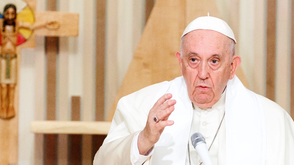 Pope Francis Declares Nothing Wrong With Guy Giving Buddy Tug Job After Few Drinks