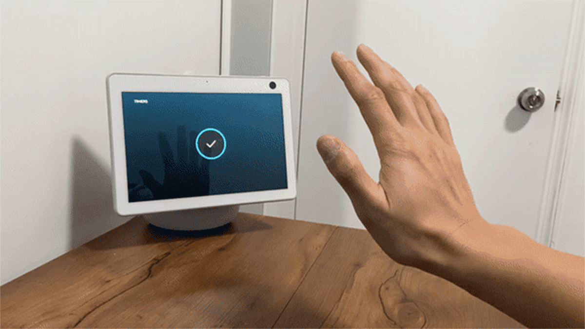 Ahora puedes callar a Alexa levantando la mano frente a tu dispositivo Echo