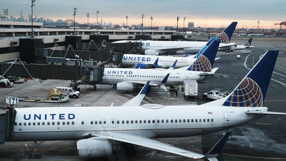 El CEO de United señala con el dedo a la FAA por las cancelaciones de vuelos
