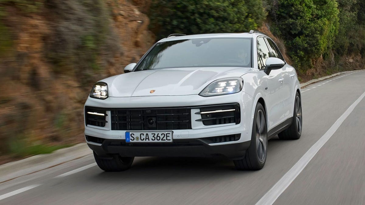 Porsche Unveils Powerful 2024 Cayenne S EHybrid Packs 512 Horsepower