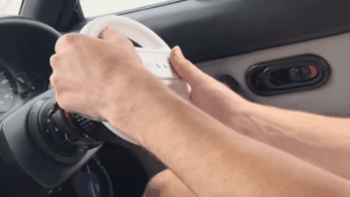 Guy sostituisce le parti della Mazda MX-5 con gli accessori per Nintendo Wii