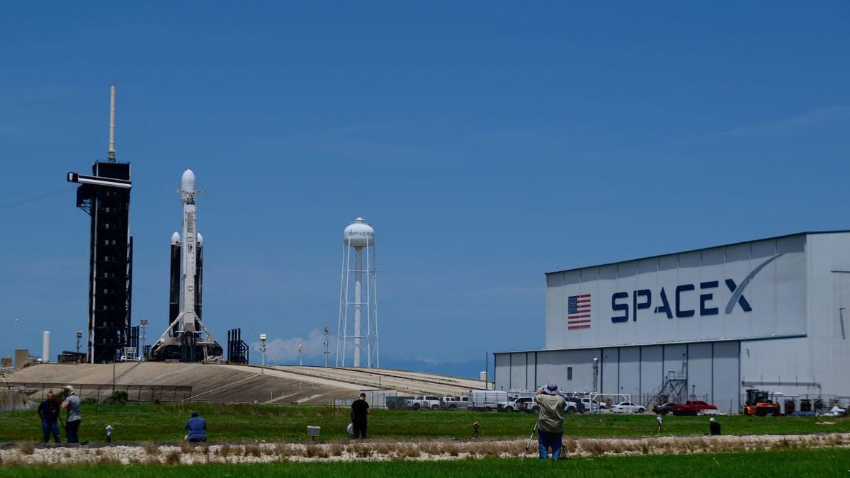شاهد البث المباشر على شكل مهمة SpaceX Falcon الثقيلة