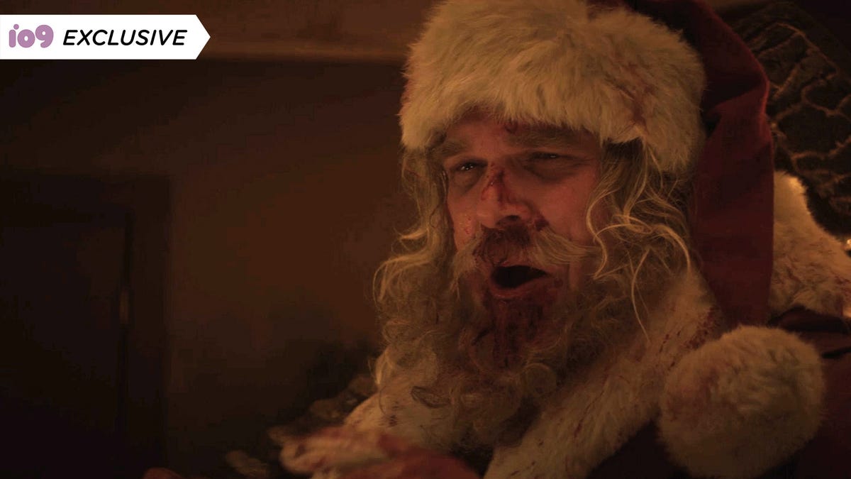David Harbour como Papá Noel aterrador