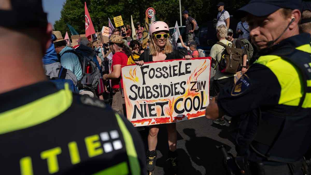Klimaatdemonstranten blokkeren de Nederlandse snelweg om te eisen dat er een einde komt aan de enorme subsidies voor fossiele brandstoffen