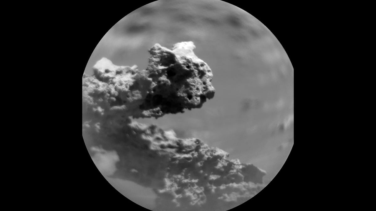 Curiosity Rover Sees a Weird Martian Rock Formation - Gizmodo