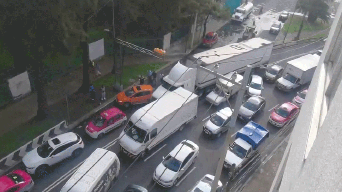 Lkw-Fahrer pflügt wie ein Rammbock durch den Verkehr von Mexiko-Stadt nach einer Fahrerflucht auf der Autobahn