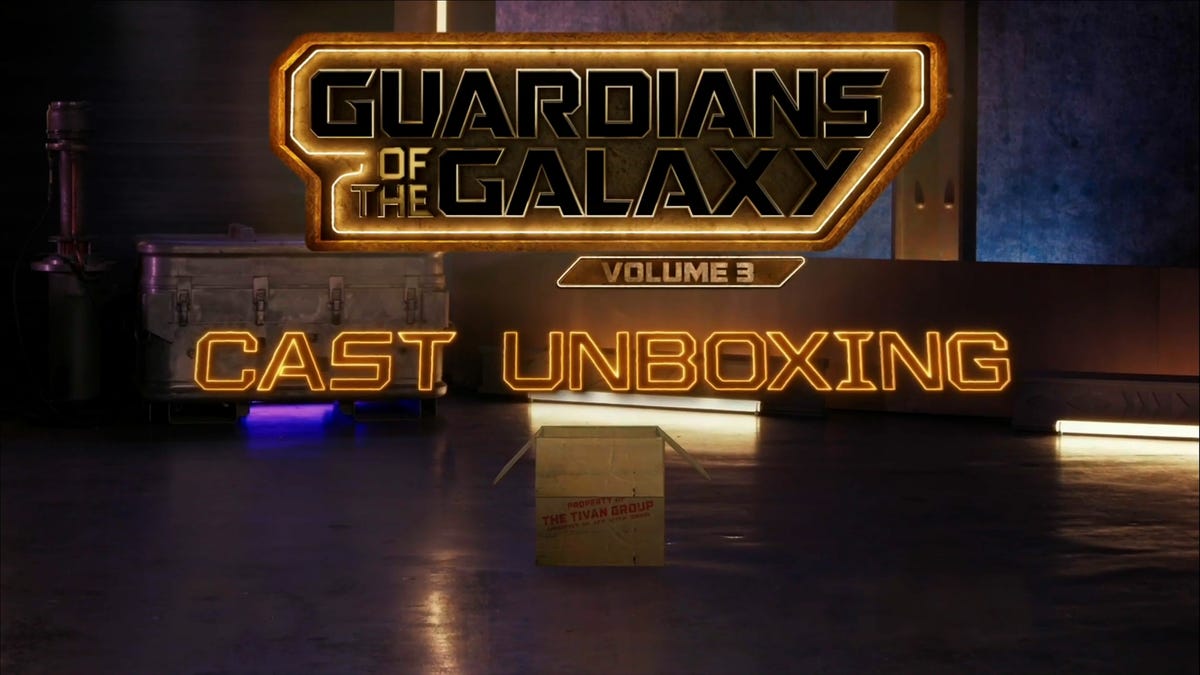 Mira a Chris Pratt y el elenco de Guardianes de la Galaxia abrir sus propios juguetes
