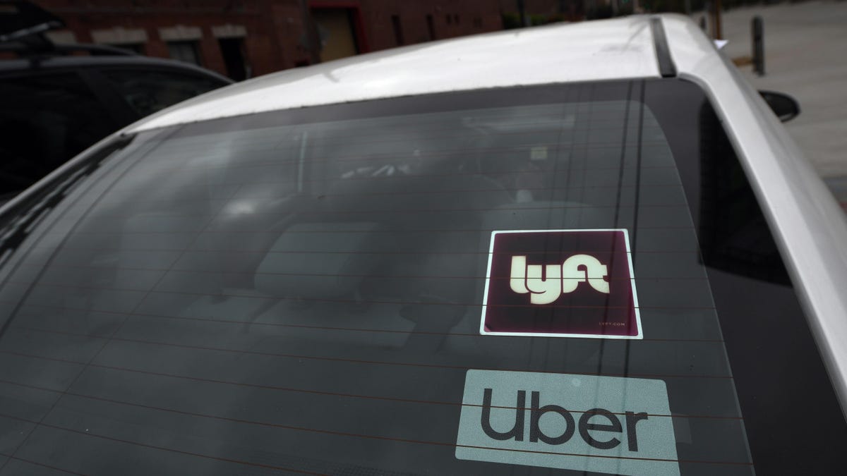 Uber da una vuelta de victoria mientras las acciones de Lyft caen por un precipicio