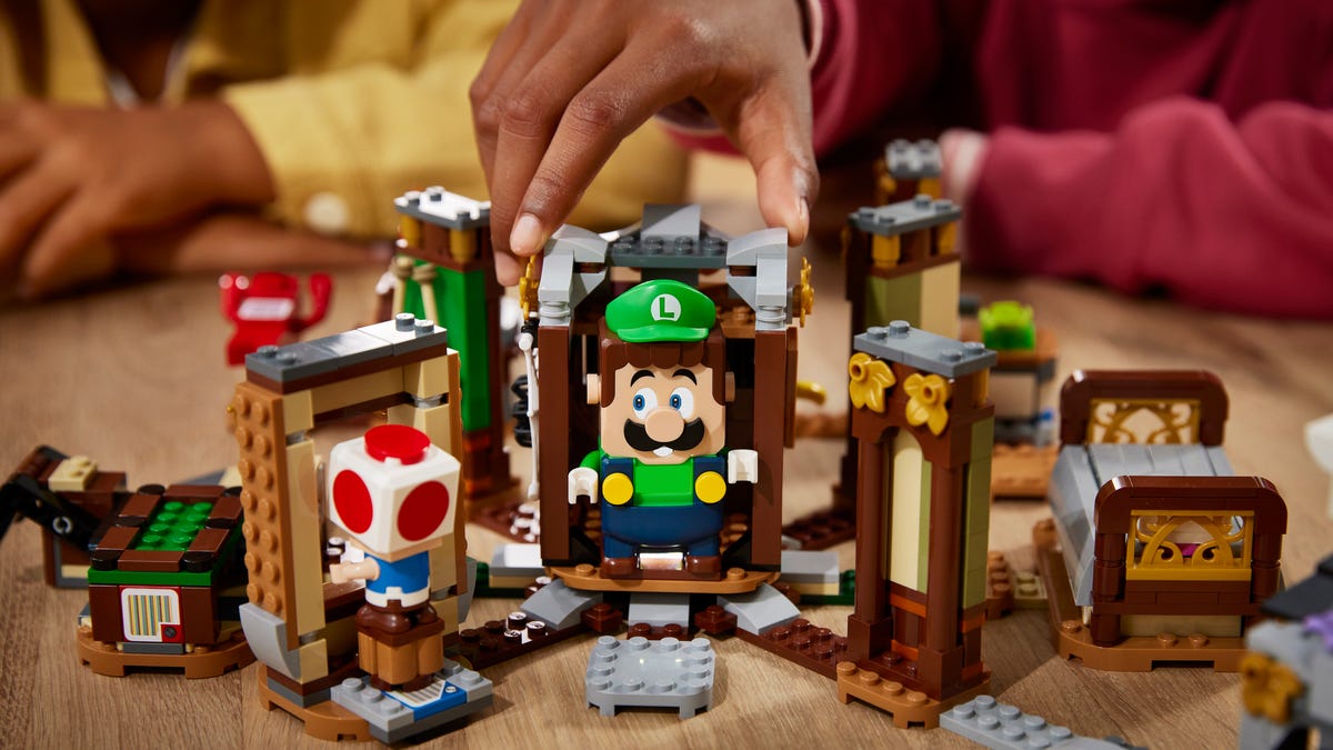 Luigi Finally Gets His Lego Due With Luigi's Mansion Sets