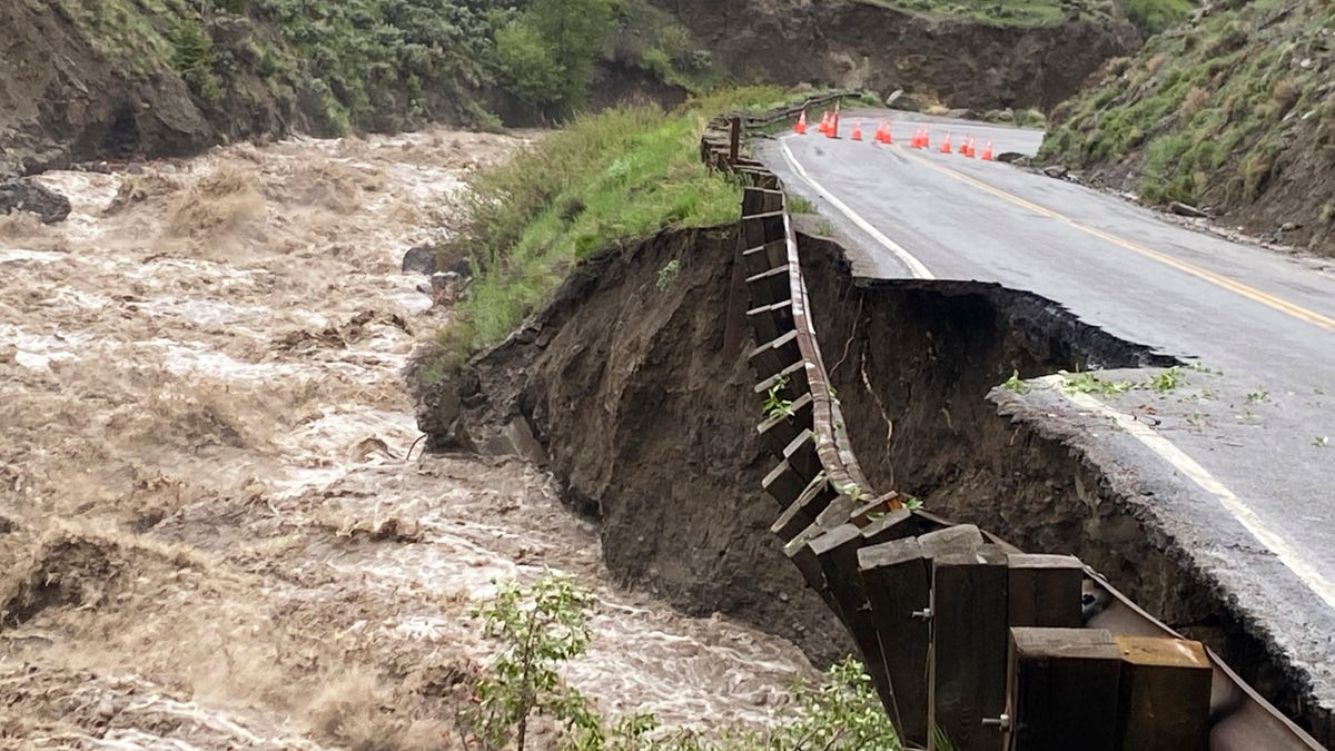 Intensas inundaciones destruyen carreteras y arrastran un puente en el Parque Nacional de Yellowstone