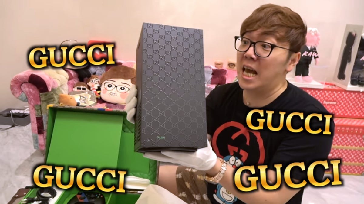 Japan's Biggest YouTuber Bought The $10,000 Gucci Xbox thumbnail