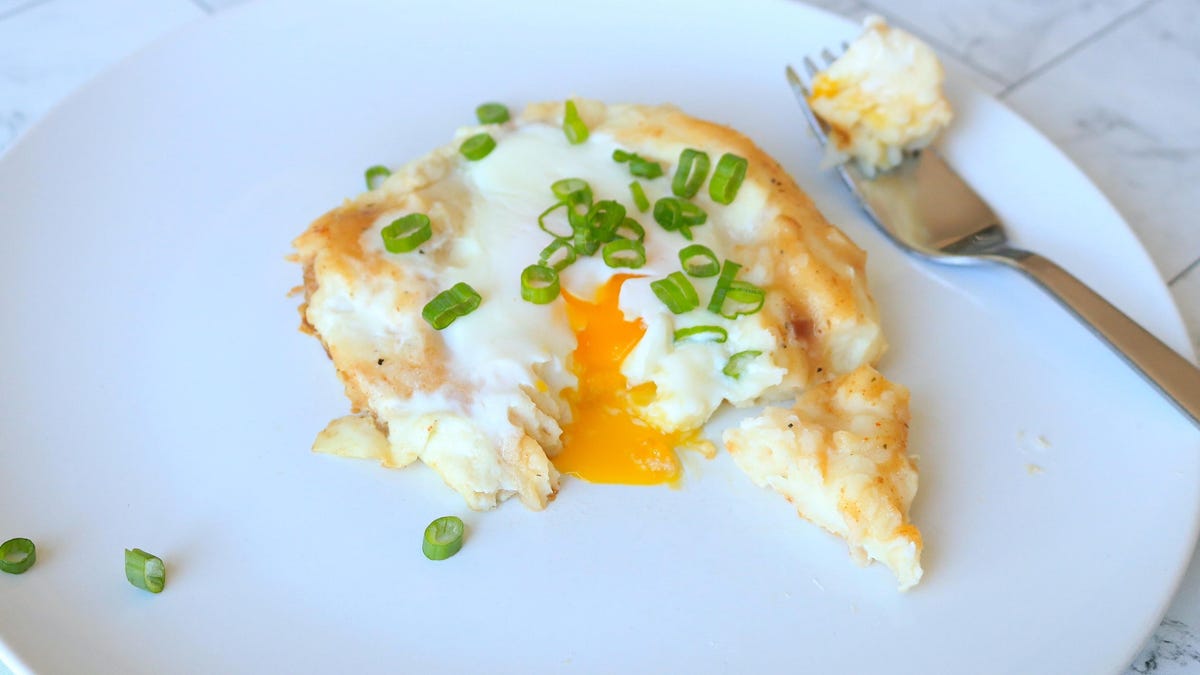 Fry an Egg in a Ring of Mashed Potatoes