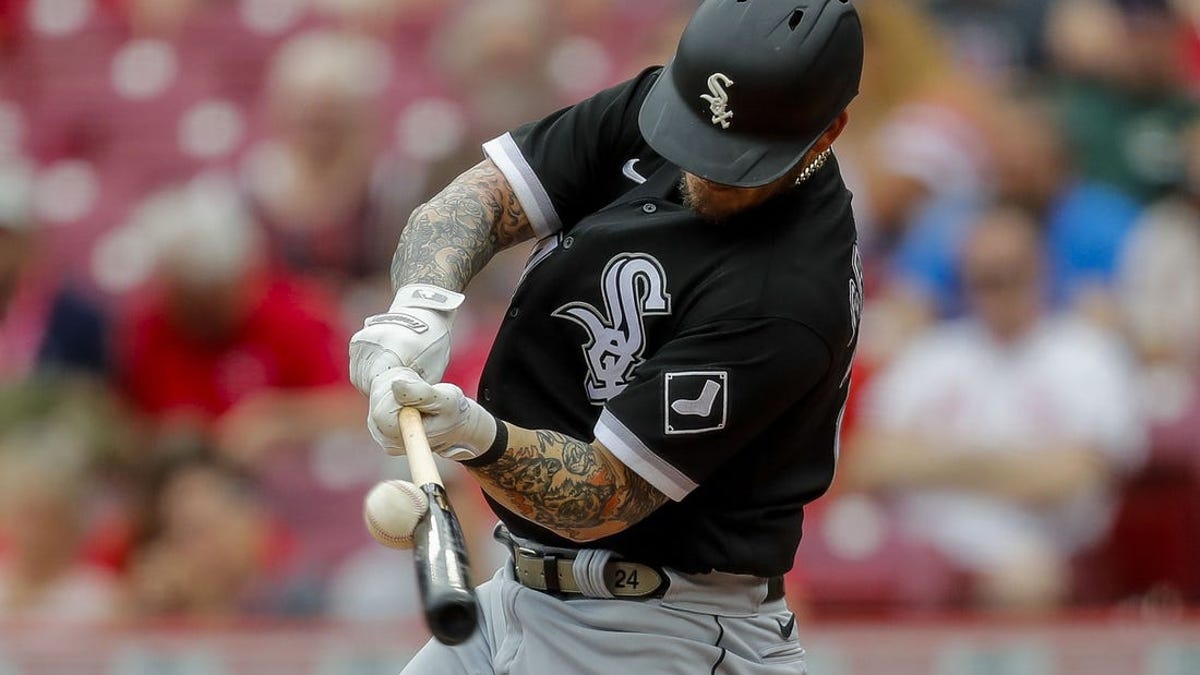 White Sox score 11 in 2nd inning, go on to dominate Reds