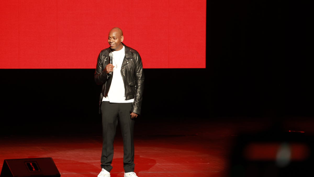 Elon Musk Gets Viciously Booed by Stadium Crowd at Dave Chappelle Show