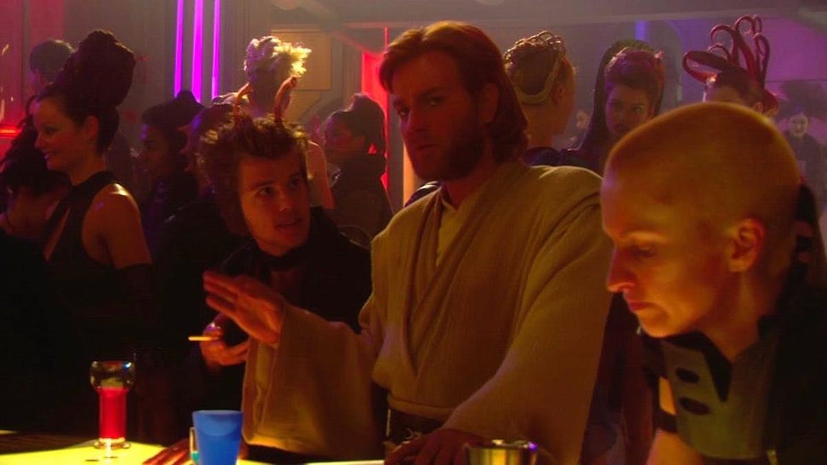 Ewan McGregor finge poderes Jedi de Star Wars en puertas automáticas